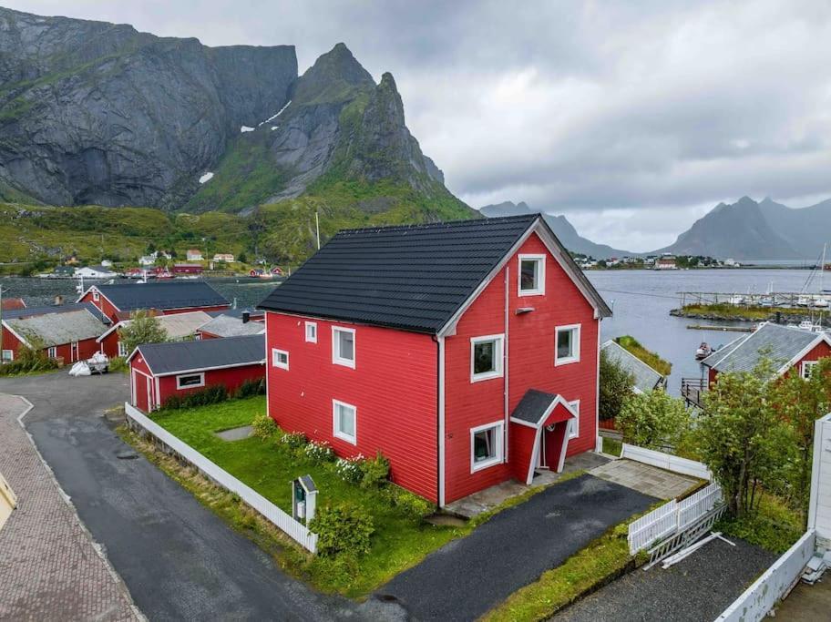 Reine Front View - Mountain & Seaview Villa Eksteriør billede